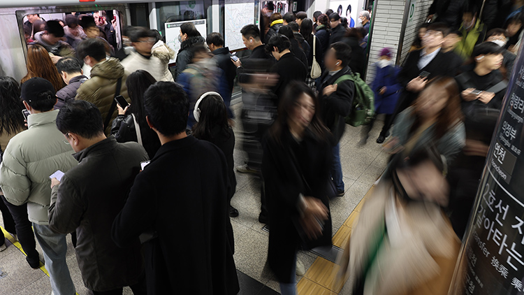 지하철 노조 준법투쟁에 출근길 불편…'평소보다 40분 더 걸려'