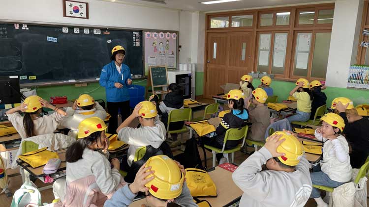 현대건설, 경북지역 11개 초등학교에 ‘어린이용 경안전모’ 전달