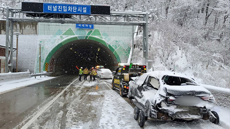 서울양양고속도로서 눈길 4중 추돌사고…1명 사망·6명 중경상