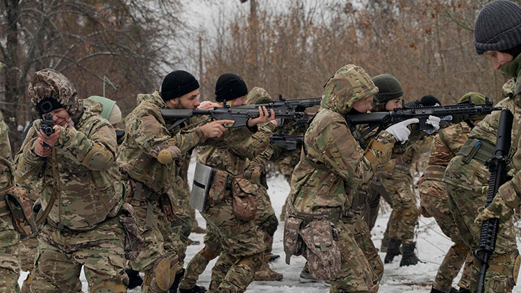 우크라이나 키이우에서 열린 군사 훈련에 참여한 군복을 입은 민간인들. /AFP=연합뉴스