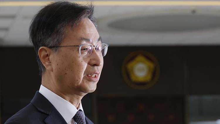 최재해 감사원장이 29일 국회 예결위 회의에 입장하며 자신에 대한 탄핵소추안 관련 입장을 말하고 있다. /연합뉴스