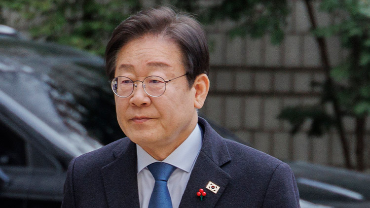 더불어민주당 이재명 대표가 3일 오전 서울 서초구 서울중앙지방법원에서 열린 대장동·백현동·위례신도시 개발비리 및 성남FC 불법 후원금 의혹 사건 1심 속행 공판에 출석하기 위해 법정으로 향하고 있다. /연합뉴스