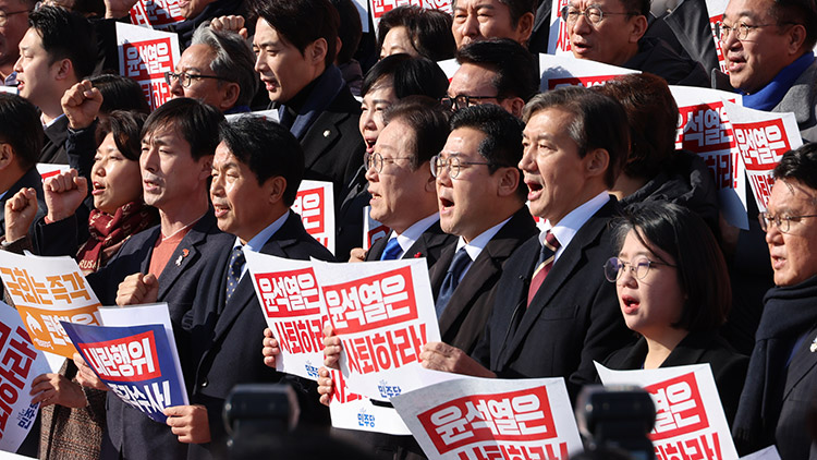 민주 '尹 대통령과 국방·행안 장관, 내란죄로 고발 및 탄핵 추진'