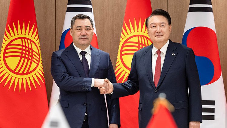 윤석열 대통령이 지난  3일 서울 용산 대통령실에서 열린 한·키르기즈 정상회담에서 사디르 자파로프 키르기즈공화국 대통령과 악수하고 있다. /대통령실 제공
