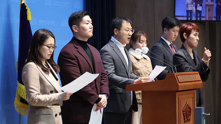 국민의힘 소장파 의원들이 5일 오후 국회 소통관에서 대통령 임기단축 개헌등을 제안하는 기자회견을 하고 있다. /연합뉴스