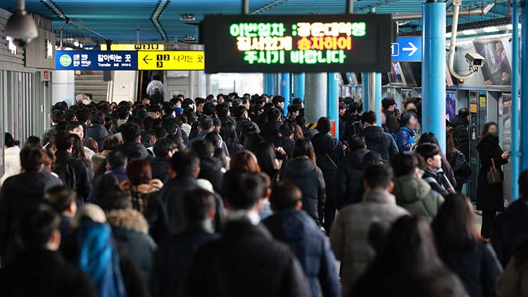 서울지하철 노조 '파업 전야'…철도노조 파업 첫날 출퇴근 시민들 '불편'