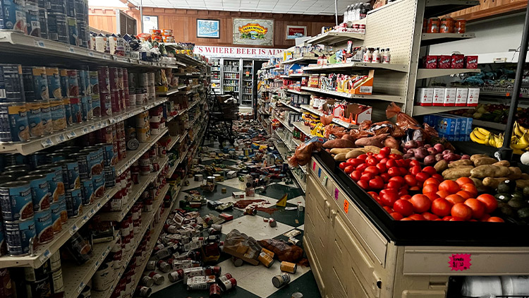 캘리포니아에 발생한 지진으로 마켓 내부 바닥에 음료와 기타 식료품이 쓰러져 있다 /AP=연합뉴스