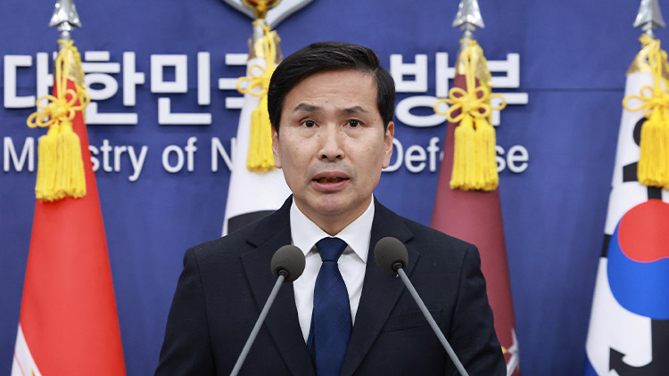 김선호 국방부 장관 직무대리가 6일 서울 용산 국방부에서 비상계엄 사태와 관련해 긴급 브리핑을 하고 있다. /연합뉴스