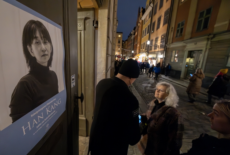 7일(현지시간) 2024 노벨문학상 수상자인 한강 작가의 강연이 열리는 스웨덴 스톡홀름 한림원에서 강연에 참석하는 현지인들이 보안요원에게 입장을 위해 QR코드를 제시하고 있다. /연합뉴스