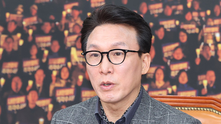 더불어민주당 김민석 최고위원이 8일 오전 서울 여의도 국회에서 열린 기자간담회에서 한덕수 국무총리와 국민의힘 한동훈 대표의 공동담화와 관련한 질문에 답하고 있다. /연합뉴스