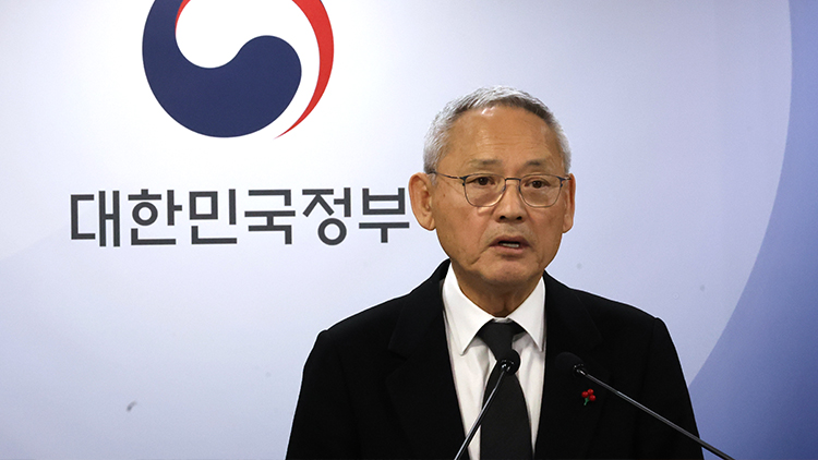 유인촌 문화체육관광부 장관이 10일 서울 종로구 정부서울청사에서 정부 대변인 자격으로 '국민께 드리는 당부 말씀'을 발표하고 있다. /연합뉴스