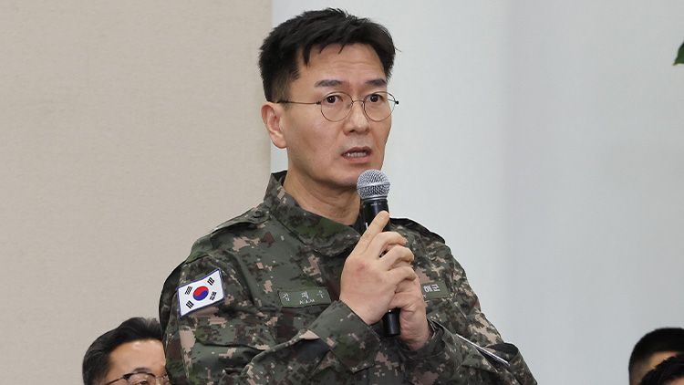 김대우 방첩사 수사단장이 10일 오후 국회 국방위원회 전체회의에 출석해 계엄 당시 병력 투입 경위 등에 대한 질의에 답하고 있다. /연합뉴스