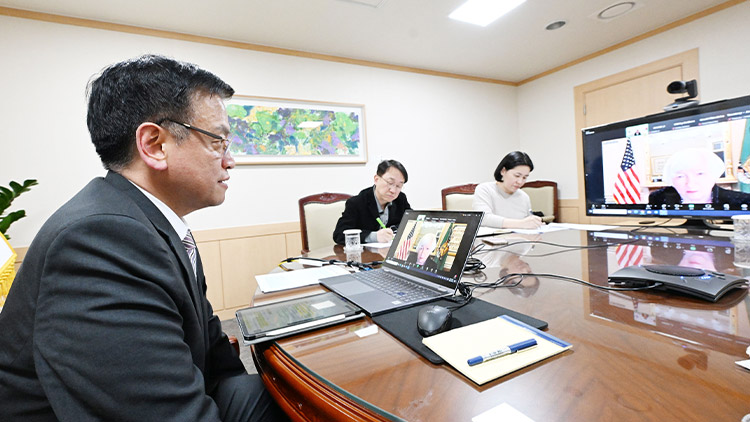 최상목 경제부총리 겸 기획재정부 장관이 지난 10일 서울 종로구 정부서울청사에서 재닛 옐런 미국 재무장관과 국내 정치 상황에 대응한 경제정책 운용 방향을 의제로 화상 면담을 하고 있다. /기획재정부 제공