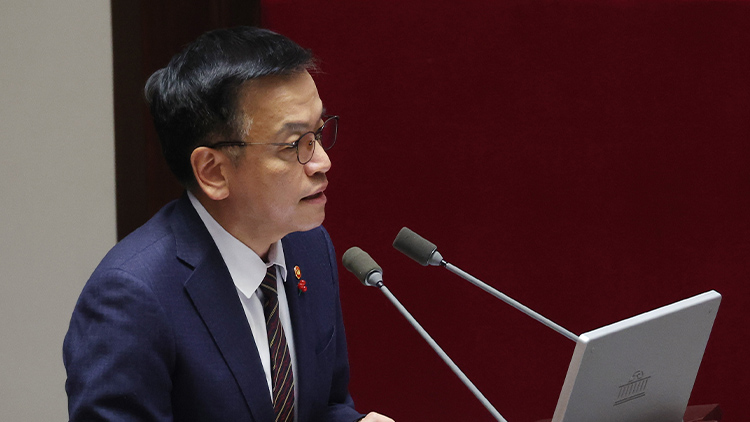 최상목 부총리 겸 기획재정부 장관이 11일 오후 국회 본회의에서 진행된 '윤석열 대통령 위헌적 비상계엄 선포 내란행위 관련 긴급현안질문'에서 국민의힘 윤상현 의원의 질문에 답하고 있다. /연합뉴스