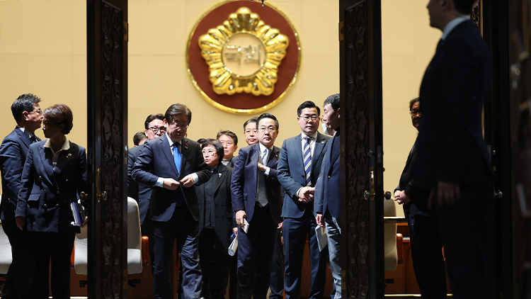 더불어민주당 이재명 대표와 박찬대 원내대표 등 의원들이 14일 오후 윤석열 대통령 탄핵소추안이 가결된 뒤 국회 본회의장을 나오고 있다. /연합뉴스