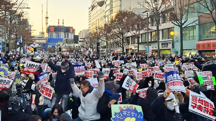 탄핵 가결에 전국 곳곳서 '환호'…'하루빨리 정상화되길'