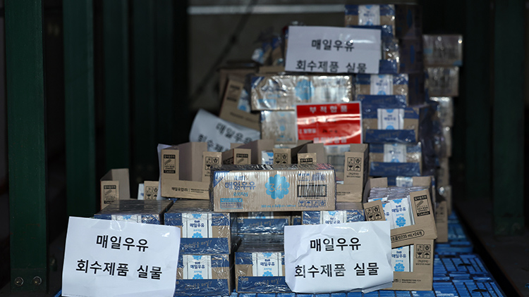 16일 광주 광산구 운수동 매일유업 광주공장 창고에 회수된 세척수 혼입 제품이 쌓여있다. /연합뉴스