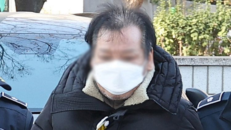 '건진법사' 영장실질심사 출석…취재진 질문에 묵묵부답