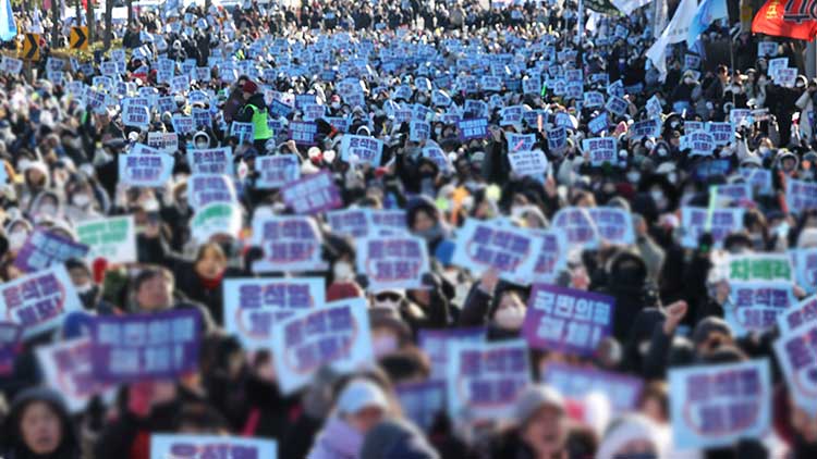 '트랙터 대치' 남태령서 대규모 집회 '서울진입 투쟁'