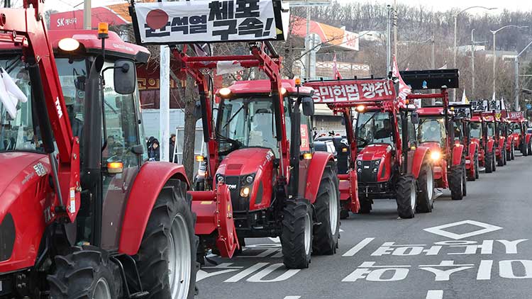 '남태령 대치' 상경 농민 트랙터 '관저로 행진'…경찰 28시간만에 철수