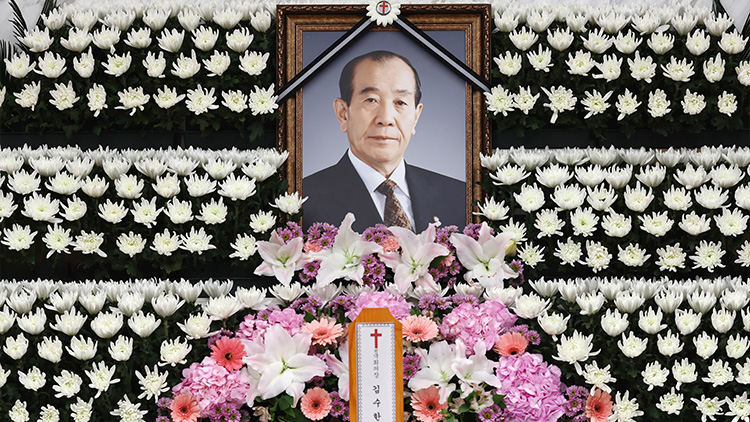 30일 오후 서울 서대문구 세브란스병원 장례식장에 마련된 고 김수한 전 국회의장의 빈소에 고인의 영정이 놓여있다. /연합뉴스