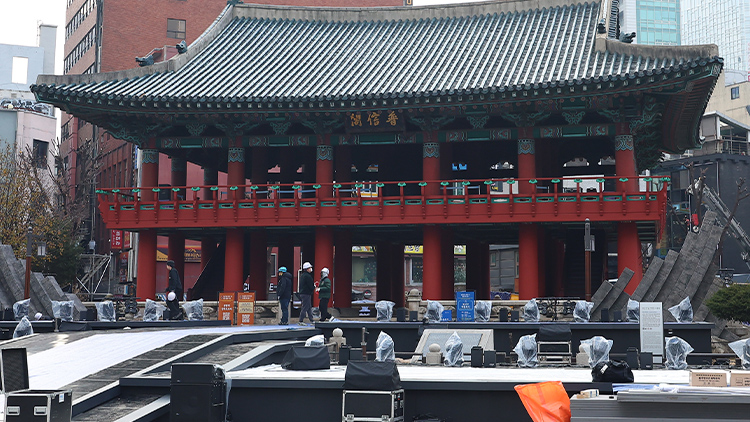 지난 30일 서울 종로구 보신각에서 제야의 종 타종행사 준비 작업이 진행되고 있다. /연합뉴스
