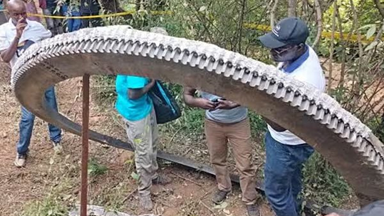 케냐 남부의 한 마을에 떨어진 우주쓰레기. /X(옛 트위터)