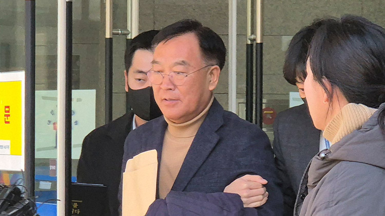 2일 오후 김진하 강원 양양군수가 춘천지법 속초지원에서 구속 전 피의자 심문(영장실질심사)을 마치고 나오고 있다. /연합뉴스