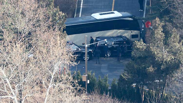 고위공직자범죄수사처가 윤석열 대통령의 체포영장 집행에 나선 3일 서울 용산구 한남동 대통령 관저 경내 도로를 대통령 경호 인원들이 차량으로 막고 있다. /연합뉴스