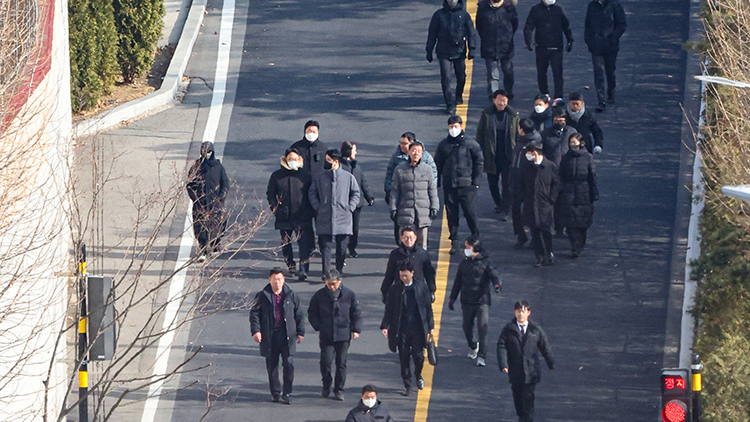 공수처 '경호처 등 200여명 벽 쌓아…크고 작은 몸싸움'