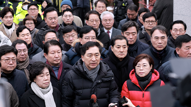 與의원 30여명, '尹영장 저지' 관저 집결…지도부는 거리두기