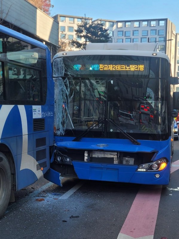 멈춰있던 시내버스 들이받은 60대 버스기사…졸음운전 추정