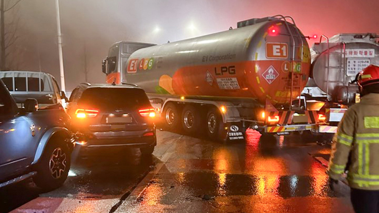 14일 오전 5시 15분께 경기 고양시 일산서구 자유로 구산IC 파주 방향 인근에서 발생한 차량 44대 연쇄 추돌 사고로 트럭과 버스, 승용차 등이 뒤엉켜 있다. /연합뉴스 