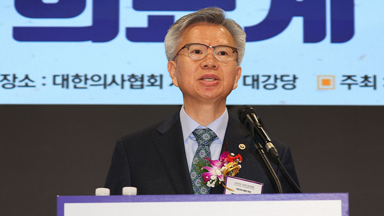 17일 서울 용산구 대한의사협회에서 열린 2025년 의료계 신년하례회에서 김택우 대한의사협회 회장이 인사말을 하고 있다. /연합뉴스
