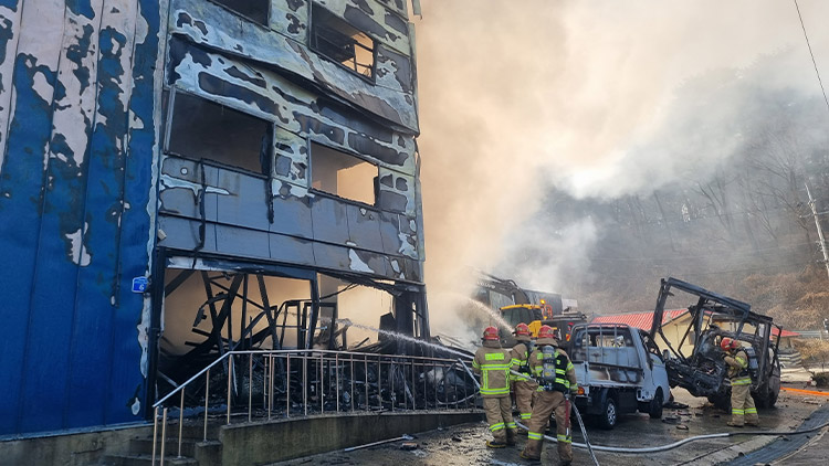 18일 오전 11시 53분께 강원 강릉시 포남동 한 창고 건물에서 불이 나 1시간 50여분만에 초진했다. /강릉소방서 제공