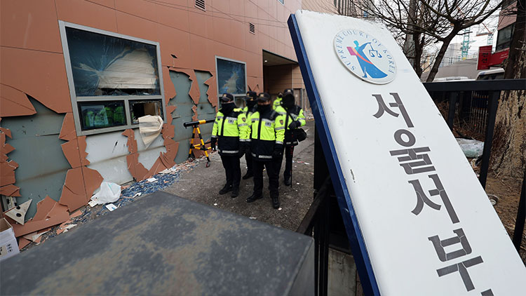 尹구속에 지지자들 법원 난입…86명 연행