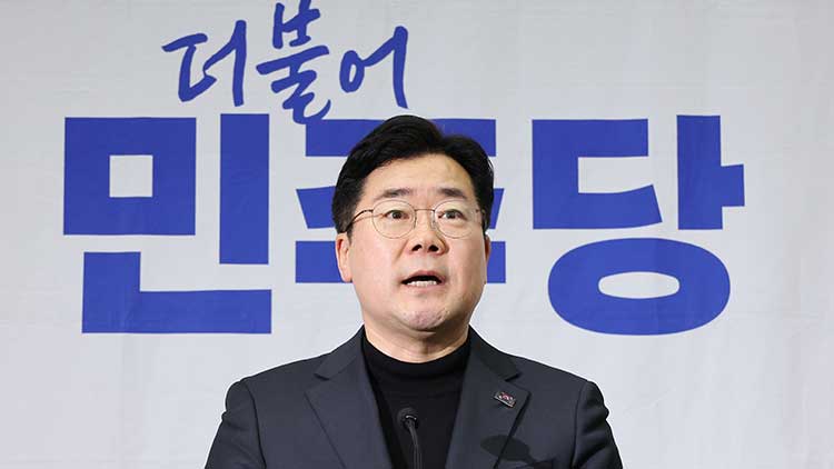 더불어민주당 박찬대 원내대표가 19일 국회에서 열린 비상의원총회에서 발언하고 있다. /연합뉴스