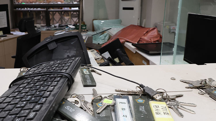 윤석열 대통령이 내란 우두머리 혐의로 구속되자 일부 윤 대통령 지지자들이 서울서부지방법원 내부로 난입해 불법폭력사태를 일으킨 지난 19일 서부지법 내부의 한 사무실과 집기류 등이 파손돼 있다. /연합뉴스