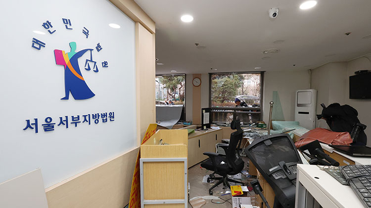 지난  19일 오후 서부지법 내부가 파손돼 있다. /연합뉴스