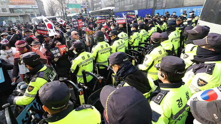 윤석열 대통령의 탄핵심판 3차 변론이 열리는 21일 서울 종로구 헌법재판소 인근에서 윤석열 대통령 지지자들이 경찰 앞에서 구호를 외치고 있다. /연합뉴스