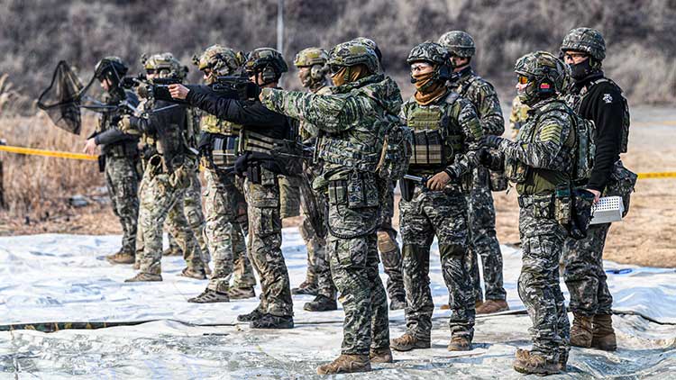 해병대 특수수색대대, 육군 특공연대와 특수전학교, 공군 특수임무대대 장병들이 1.20.(월) ~23.(목) 기간 경북 포항 수성사격장에서 실시한 합동 대테러 저격사격훈련 중 보조화기인 권총(K-5, Glock) 사격을 실시하고 있다.