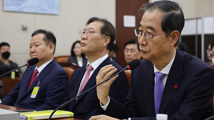 한덕수 국무총리가 22일 국회에서 열린 '윤석열 정부의 비상계엄 선포를 통한 내란 혐의 진상규명 국정조사 특별위원회' 1차 청문회에서 의원 질의에 답하고 있다. /연합뉴스