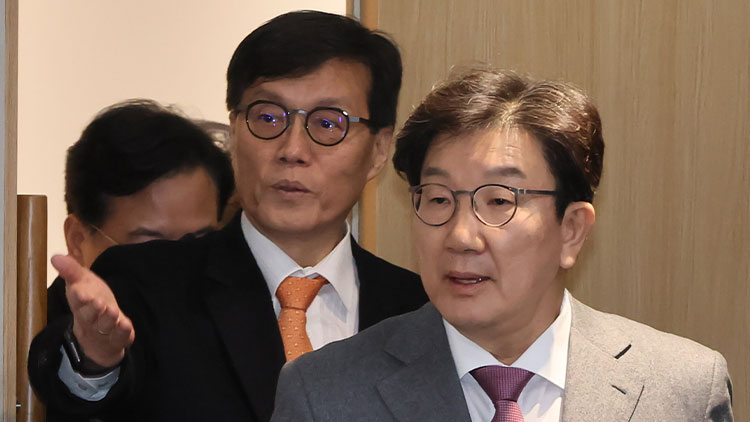 국민의힘 권성동 원내대표가 22일 경제상황 점검 및 현안 논의를 위해 서울 중구 한국은행을 방문, 이창용 한국은행 총재와 회의실로 이동하고 있다. /연합뉴스