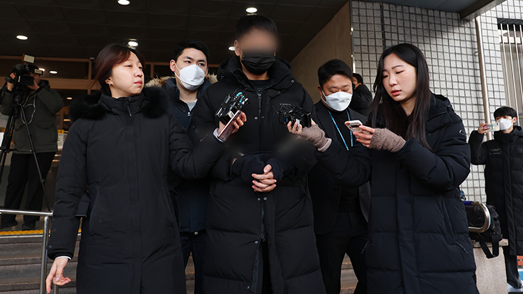 텔레그램을 이용해 성착취물을 제작·유포한 사이버성폭력 범죄집단 자칭 '자경단'의 총책 A씨가 24일 오전 서울 성동구 성동경찰서에서 검찰로 송치되고 있다. /연합뉴스