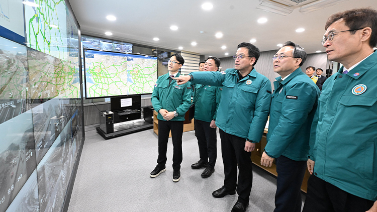 최상목 대통령 권한대행 부총리 겸 기획재정부 장관이 27일 경기 성남시 한국도로공사 교통센터를 방문해 설 명절 연휴 특별교통대책을 점검하고 있다. /기획재정부 제공