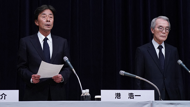 후지TV의 가노 슈지 회장(오른쪽)과 미나토 고이치 사장 /AFP=연합뉴스