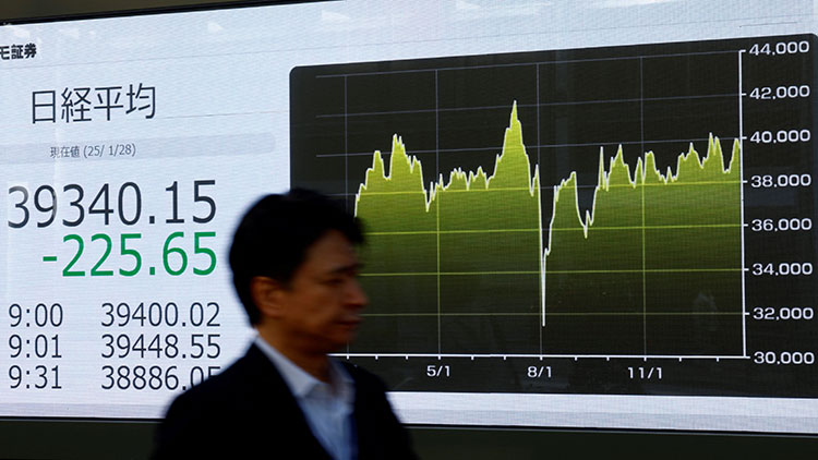 2025년 1월 28일 일본 도쿄의 한 증권사 밖에서 한 남성이 일본 니케이 주가 평균을 표시하는 화면을 지나가고 있다. /REUTERS=연합뉴스