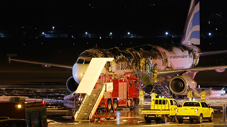 28일 오후 김해공항 계류장에서 승객 170명과 승무원 6명을 태우고 이륙을 준비하던 홍콩행 에어부산 항공기 BX391편 내부에서 불이 나 소방대원들이 진화 작업을 하고 있다. 화재는 1시간 16분 만에 완전히 진압됐고 승객 170명(탑승 정비사 1명 포함), 승무원 6명 등 모두 176명은 비상 슬라이드로 모두 탈출했다. /연합뉴스