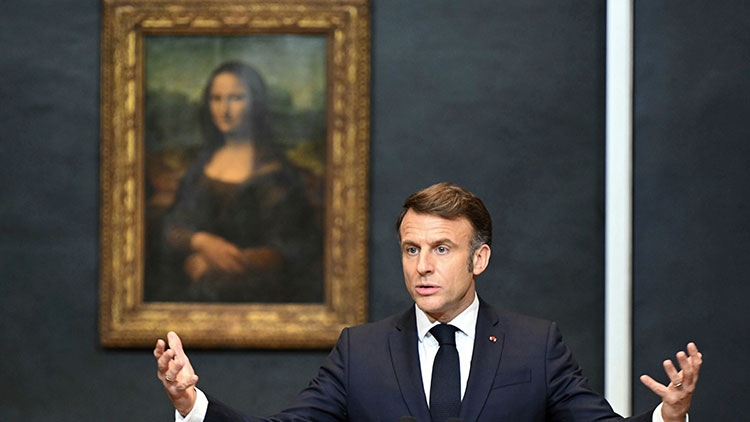 28일(현지시간) 에마뉘엘 마크롱 프랑스 대통령이 파리 루브르 박물관에서 박물관 보수·현대화 계획을 발표하고 있다. /AP=연합뉴스