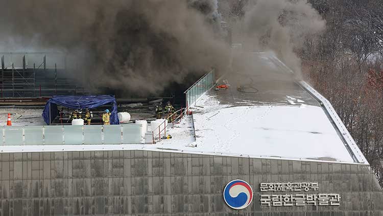 1일 오전 서울 용산구 국립한글박물관에서 불이 나 소방관들이 진화 작업을 펼치고 있다. 용산구청과 소방당국에 따르면 화재는 박물관 옥상에서 발생했으며, 많은 연기가 발생 중이다. /연합뉴스